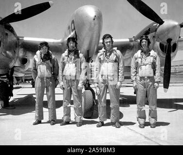 Das Flugzeug Motor der Forschung Labor pilot Corps während der letzten Tage des Zweiten Weltkrieges: von links nach rechts, Joseph Vensel, Howard Lilly, William Swann, und Joseph Walker. William "Eb" Gough trat der Gruppe Monate nach diesem Foto. Diese Männer waren verantwortlich für die, die die verschiedenen Nationalen Beratenden Ausschuss für die Luft- und Raumfahrt (NACA) Flugzeuge neue Änderungen am Motor, Studie Eisanhäufung zu prüfen, und Kraftstoff Leistung bestimmen. Stockfoto