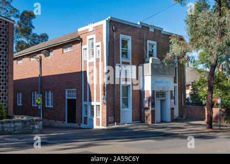 Der rechteckige Braun - Backstein, zwei-stöckige ehemalige Masonic Hall in Lindfield, Sydney wurde 1935 erbaut und ist heute ein kleines Ballett tutorial Gruppe vermietet Stockfoto