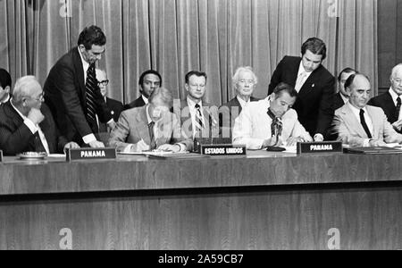 1978-Präsident Jimmy Carter, und Allgemeine (GEN) Omar Torrijos die Instrumente zur Ratifizierung des Panamakanals Vertrag unterzeichnen. Stockfoto