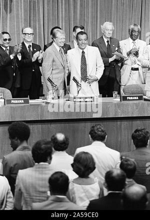 1978-Präsident Jimmy Carter und Allgemeinen (GEN) Omar Torrijos stellen mit anderen Würdenträger nach der Unterzeichnung der Urkunden über die Ratifikation des Panamakanals Vertrag. Stockfoto