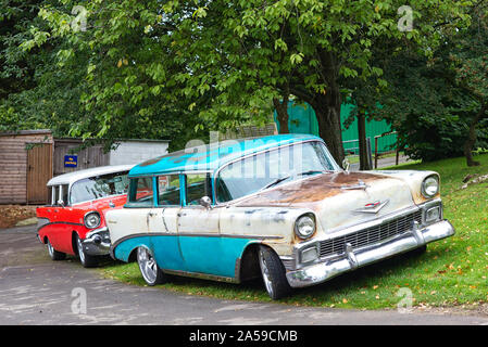 1957 und 1956 Chevrolet Bel Air Kombis Stockfoto