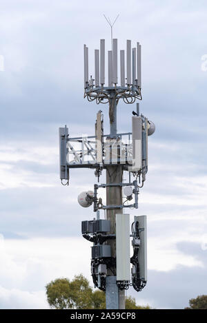 Eine Nahaufnahme von einem Mobiltelefon Cell Tower in Sydney Australien geschossen bei in der Nähe von der Spitze des Turms Stockfoto