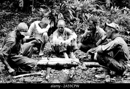 (3.-6. Juni 1963) - - - Einige der 16 Astronauten der NASA an tropic Überlebenstraining vom 3. bis 6. Juni 1963, in Albrook Air Force Base, Canal Zone. Von links nach rechts sind nicht identifizierten Trainer, Neil Armstrong, John Glenn Jr., L. Gordon Cooper und Pete Conrad links. Stockfoto