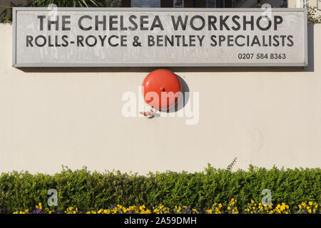 Zeichen für die Chelsea Workshop, Rolls Royce und Bentley Spezialisten, London Stockfoto