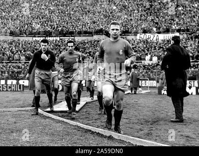 Von links nach rechts: footballers Real Madrid C.F.'s José Araquistáinin, Francisco Gento und Ferenc Puskás kommen zurück, um das Feld für die zweite Hälfte Ihrer victorius Auswärtsspiel gegen Juventus F.C. (0-1), 1.Etappe der 1961 - 62 EM-Viertelfinale. Stockfoto