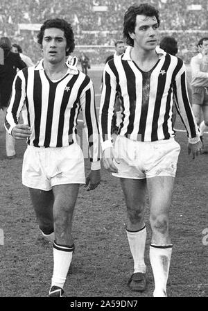 Rom, Olympiastadion, 5. Januar 1975. Von links: Juventus Spieler, Claudio Gentile und Roberto Bettega, kommen aus dem Feld am Ende der Weg verloren Spiel in Latium (0-1) und gilt für den 12. Tag der Italienischen Meisterschaft der Serie A 1974-75. Stockfoto