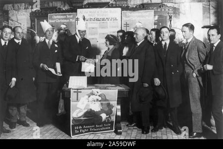 Babe Ruth Verkauf tuberkulösen Christmans Dichtungen in der Lobby des Keiths Theater, Washington, D.C. Ca. 1921 Stockfoto