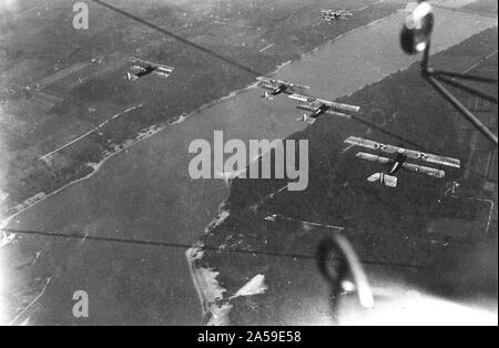 1918-Geschwader von Curtiss Flugzeuge aus einem caproni Ebene Stockfoto