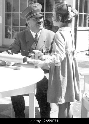 Eva Braun Sammlung (dvadvadaset) - Adolf Hitler mit jungen Mädchen Ca. 1930s Stockfoto