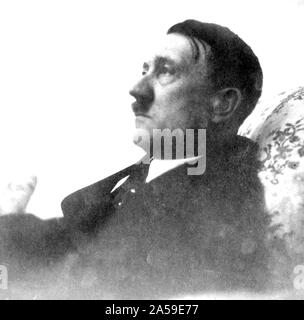 Eva Braun Sammlung (Dvadeset ossam) - Adolf Hitler in einem Stuhl sitzend Stockfoto