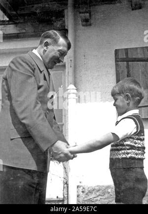 Eva Braun Sammlung (deset) - Adolf Hitler mit kleinen Jungen Ca. 1930s oder 1940s Stockfoto