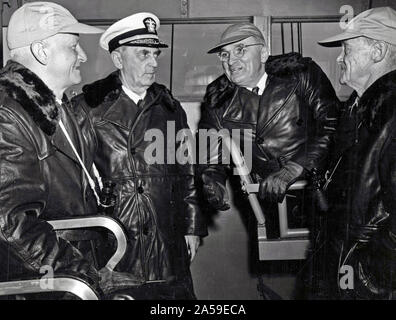 Fleet Admiral Chester W. Nimitz, USN, Fleet Admiral William D. Leahy, USN, Präsident Harry S. Truman und Vice Admiral Marc A. Mitscher, USN (von links nach rechts) auf der Brücke der USS-Franklin D. Roosevelt (CVB-42), dem Flaggschiff der Achten Flotte, bei Manövern aus dem Virginia Umhänge, 24. April 1946. Usa Stockfoto