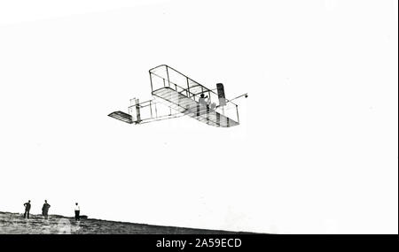 Ein Foto von Orville Wright in seinem Schirm in Kitty Hawk, North Carolina, 1911. Am 24. Oktober 1911 Orville getestet ein neuer Schirm und brach alle vorherigen Segelfliegen Datensätze tatsächlich die hochfliegenden und Aufenthalt in Flug für 9 Minuten und 45 Sekunden. Seine Aufzeichnung für mehr als ein Jahrzehnt gedauert. Stockfoto