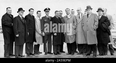 Links Center Director von Braun, Wernher-Dr (8. von links) mit den Mitgliedern des Hauses Platz Committee, 1962 die Mitglieder des Ausschusses für Wissenschaft und Raumfahrt das Marshall Space Flight Center (links) Am 9. März besuchte, 1962 erster Informieren der Raumfahrt programm der Nation. Die Gruppe setzte sich aus Mitgliedern des Unterausschusses Marned Raumfahrt. Von repräsentativen Olin E. Teague von Texas geleitet, andere Mitglieder waren James G. Fulton, Pennsylvania; Ken Heckler, West Virginia; R. Walter Riehlman, New York; Richard L. Roudebush,, Indiana; John Stockfoto