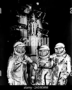 Mercury Astronauten John Glenn Jr., Virgil I. Grissom und Alan B. Shepard, Jr. steht die Redstone Rakete in ihre raumanzüge. Stockfoto