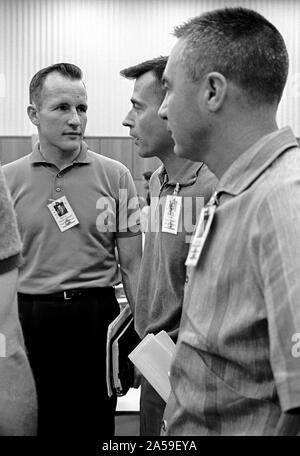 (20 März 1965) - - - Die Crew der NASA Gemini-Titan 3 Mission, Astronauten John W. Jung (Mitte), Pilot; I. und Virgil Grissom (Vordergrund), Befehl Pilot, halten eine Diskussion auf der Gemini-Trägerrakete Review Meeting am 20. März 1965, mit Astronaut Edward H. Weiß II, Pilot für das GT-4-Mission. Stockfoto