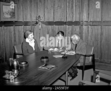 Herr Frau Arthur Fiedler der Boston Pops Orchestra und Dr. von Braun in seinem Büro während der fiedlers" Besuch des Marshall Space Flight Center (links) am März, 23, 1962. Stockfoto
