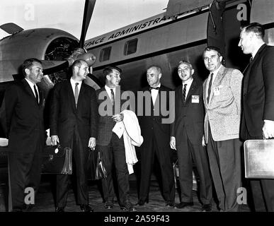 Dieses Foto wurde im September 1962 bei einem solchen Besuch genommen. Von links nach rechts sind Elliot, Tom Stafford, Wally Schirra, John Glenn, Brainerd Holmes, Dr. von Braun, und Jim Lovell. Stockfoto