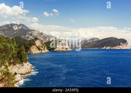 Das Meer, die Berge und den Himmel sehen. Petrovac na Moru in Montenegro Stockfoto