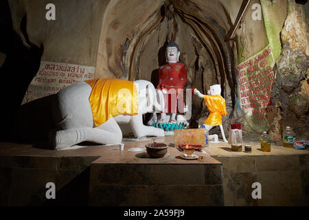 Ein weißer Elefant, Affe und bekleidet Buddha in einem buddhistischen Schrein in der Gua Charas Höhle, im Bezirk in Pahang Kuantan, Malaysia. Stockfoto