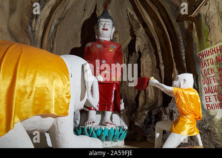 Ein weißer Elefant, Affe und bekleidet Buddha in einem buddhistischen Schrein in der Gua Charas Höhle, im Bezirk in Pahang Kuantan, Malaysia. Stockfoto