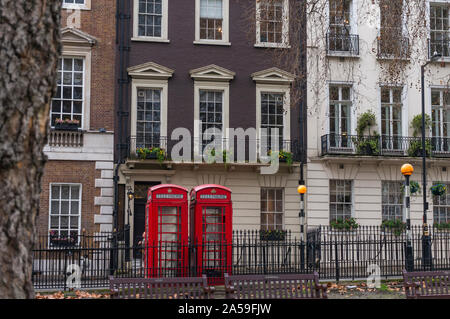 Schöne Architektur mit der britischen Klassische rote Telefonzellen in Mayfair, London Stockfoto