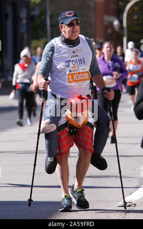 John Delaney, aus GBR Großbritannien mit einem Schottischen Kleid. Das Chicago Marathon, ein AFF Gold Label Rasse, wird jedes Jahr im Oktober statt und ist eine der sechs Stockfoto