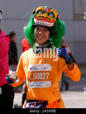 Hui Ling Lin aus Taipeh beendet den Marathon wie ein Drache gekleidet. Die Chicago Marathon, ein AFF Gold Label Rasse, wird jedes Jahr im Oktober statt und ist eine der Stockfoto