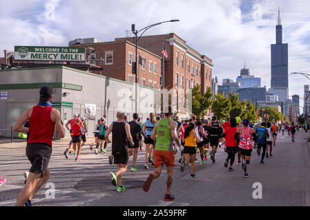 Das Chicago Marathon, ein AFF Gold Label Rasse, wird jedes Jahr im Oktober statt und ist eine der sechs World Marathon Majors. Das Rennen ist zu 45.000 Läufer begrenzt Stockfoto