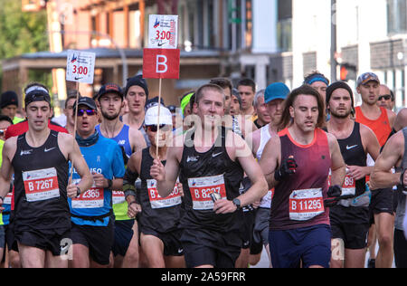 Das Chicago Marathon, ein AFF Gold Label Rasse, wird jedes Jahr im Oktober statt und ist eine der sechs World Marathon Majors. Das Rennen ist zu 45.000 Läufer begrenzt Stockfoto