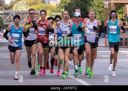 Elite Läufer in der Nähe der 16 Meile der Chicago Marathon, ein AFF Gold Label Rasse, wird jedes Jahr im Oktober statt und ist eine der sechs World Marathon Majors. T Stockfoto