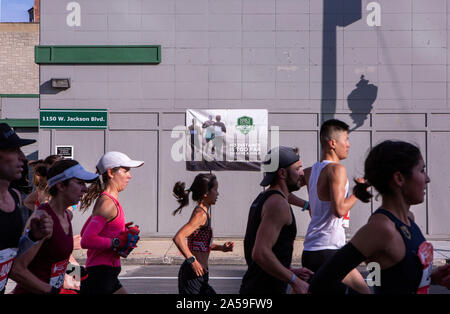 Das Chicago Marathon, ein AFF Gold Label Rasse, wird jedes Jahr im Oktober statt und ist eine der sechs World Marathon Majors. Das Rennen ist zu 45.000 Läufer begrenzt Stockfoto