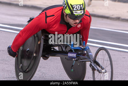 Amerikanische Paralympian Daniel Romanchuk gewinnt den Rollstuhl Ereignis in 1:30:26. Das Chicago Marathon, ein AFF Gold Label Rasse, wird jedes Jahr im Oktober statt. Stockfoto