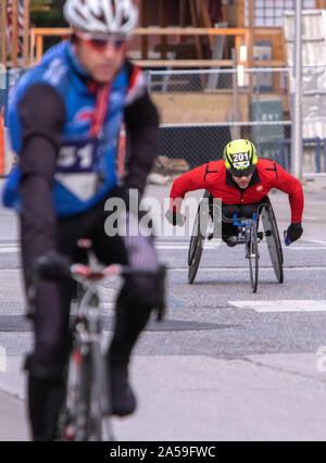 Amerikanische Paralympian Daniel Romanchuk gewinnt den Rollstuhl Ereignis in 1:30:26. Das Chicago Marathon, ein AFF Gold Label Rasse, wird jedes Jahr im Oktober statt. Stockfoto