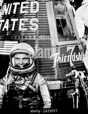 62-MA 6-55 (1962) - - - Astronaut John Glenn Jr., Pilot des Mercury Atlas 6 (MA-6) Raumfahrt, posiert für ein Foto mit Raumsonden, die die Merkur 'Freundschaft 7' während des Preflight Aktivitäten Stockfoto