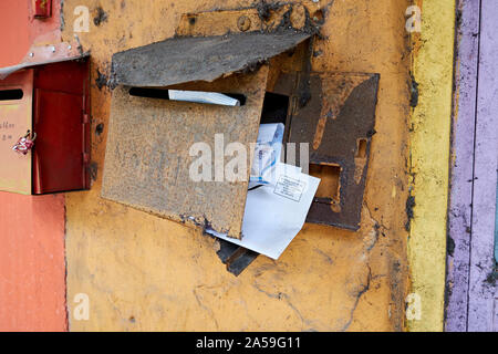 Eine alte, rostige und gebrochene hängenden Mailbox in der Stadt Ratshausen. In Pahang, Malaysia. Stockfoto