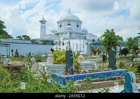 Ein traditioneller muslimischer Friedhof in den Rücken des alten weißen Moschee Sultan Abdullah, in der Nähe von ratshausen. In Pahang, Malaysia. Stockfoto