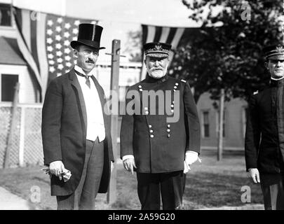 Foto zeigt allgemeine Frederick Dent gewähren, kommandierender Offizier auf Governors Island, mit Kriegsminister Henry Stimson, I. vermutlich anlässlich des jährlichen Rasen Partei durch die Armee Fhv gesponsert ca .1911 Stockfoto