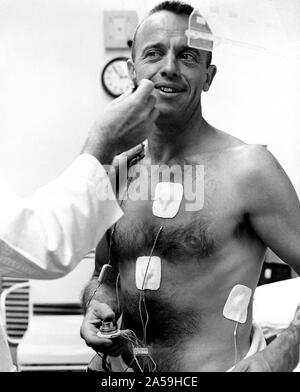 Astronauten Alan Shepard, erlebte Körperliche Untersuchung vor der ersten bemannten suborbitalen Flug, HERR-3 mit Freiheit 7 Kapsel. Stockfoto