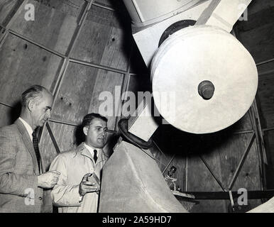 Dr. von Braun und Dr. Ernst Stuhlinger am Observatorium der Rakete Stadt Astronomische Vereinigung im Jahr 1956. Stockfoto