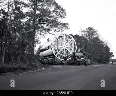 Dieses Foto zeigt ein Modell des Saturn Booster (S-I-Stufe) für die Army Ballistic Missile Agency (ABMA) Prüfstand transportiert werden, Paarung der Booster und stehen und Wartung Methoden zu überprüfen. Stockfoto