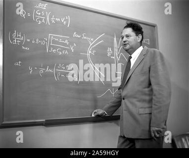 Portrait von NASA Ames Ingenieur H. Julian 'Harvey' Allen erklären, stumpfen Nase Prinzip. Ca. 1957 Stockfoto