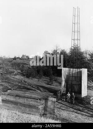 Dr. Robert H.'s Goddard Turm und Schutz an die Armee Artillerie Bereich im Camp Devens, in Ayer, Massachusetts im Winter 1929-1930. Goddard Ursprünglich fing an, Raketen auf dem Bauernhof seiner Tante in Auburn, Massachusetts, bis die lokale Polizei, Feuerwehr und Bürger beteiligt wurden über den Lärm und die Bedrohung der Öffentlichkeit die Raketen erstellt. Stockfoto