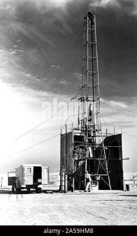 Dr. Robert Goddard 22-Fuß-Rakete in der Einleitung Tower, 1940, in der Nähe von Roswell, New Mexico. N.T. Ljungquist am Boden, A.W. Kisk arbeiten an Raketen und C. Mansur oben am Turm. Stockfoto