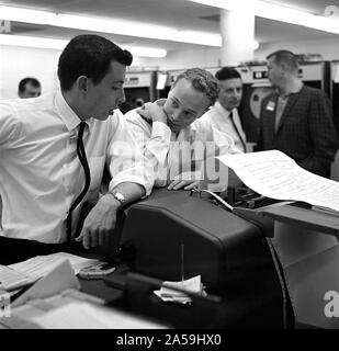 Diese Archivierung Bild zeigt Ingenieure am Jet Propulsion Laboratory der NASA an Daten auf der Venus Vorbeiflug von Mariner 2 am Dez. 14, 1962 ähnliche suchen. Dies war die erste erfolgreiche Vorbeiflug von einem anderen Planeten. Stockfoto