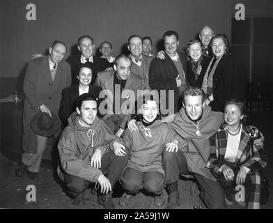 Cast und Crew candid einschließlich in der vorderen Reihe PETER HANSEN BARBARA RUSH und Richard Derr und in 3. Reihe GEORGE PAL (zweiter von links) und neben ihm RUDY MATE (mit Fliege) am Set der Dreharbeiten wenn Welten aufeinander Direktor 1951 RUDOLPH MATE Produzent GEORGE PAL Paramount Pictures Stockfoto