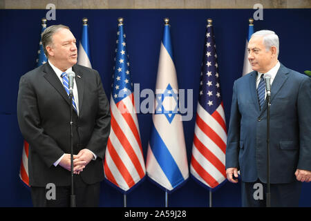 (191019) - Peking, Oktober 19, 2019 (Xinhua) - Die mitteilungsblattfoto durch die israelische Regierung Pressestelle zeigt der israelische Ministerpräsident Benjamin Netanjahu (R) trifft mit US-Staatssekretär Mike Pompeo in Jerusalem, am Okt. 18, 2019. Netanjahu Tagung mit Pompeo in Jerusalem am Freitag, das Amt des Ministerpräsidenten berichtet. Sie erörterten Fragen der Sicherheit im Nahen Osten, wobei der Schwerpunkt auf die Spannungen zwischen der Türkei und Kurden im nordöstlichen Syrien und der Iran. (Amos Ben Gershon - GPO/JINI über Xinhua) Stockfoto