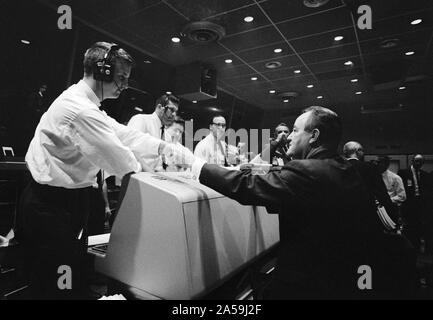 (23 März 1965) - - - Vizepräsident Hubert H. Humphrey (rechts) beim Besuch des Mission Control Center in Cape Kennedy während der Gemini-3 Mission. Stockfoto