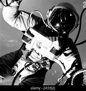 Juni 1965) - - - Astronaut Edward H. Weiß II, Pilot auf dem Gemini-Titan IV (GT-4) Raumfahrt, schwebt in der Schwerelosigkeit des Weltraums außerhalb der Gemini IV Raumfahrzeuge. Stockfoto