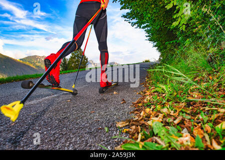 Roller Skate. Skiroll. Vorbereitung für den Langlauf. Herbst Ausbildung Stockfoto